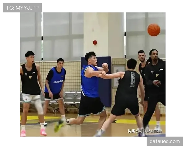 广州队近期比赛阶段防守与进攻间的平衡仍需优化，面对对手冲击表现起伏